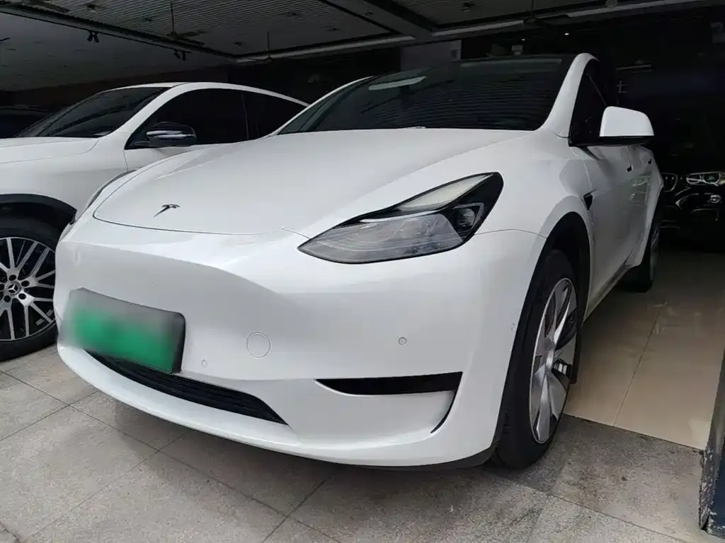 Tesla Model Y — фото 1
