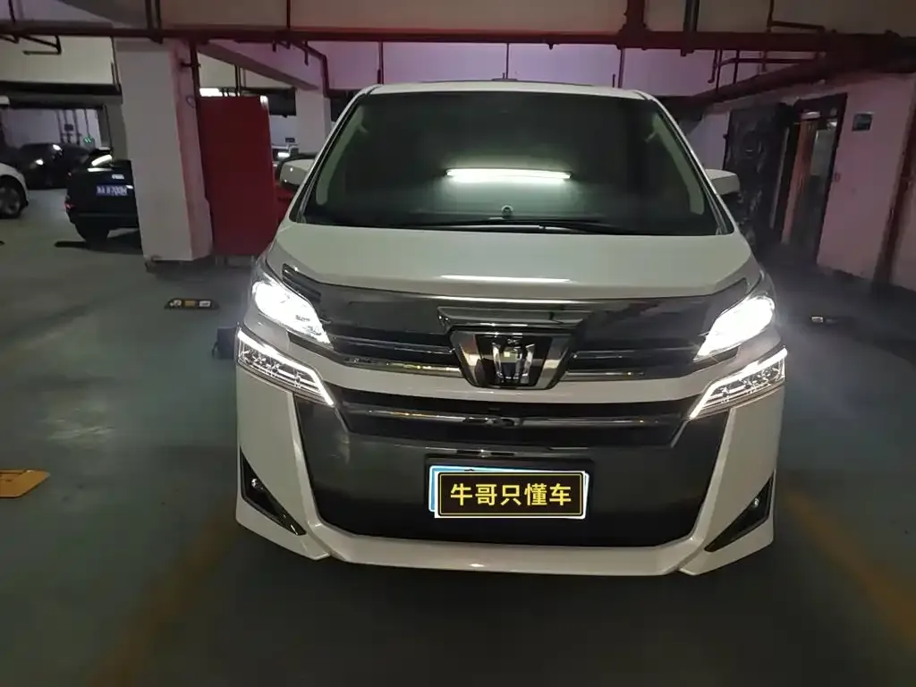 Toyota Vellfire — фото 1