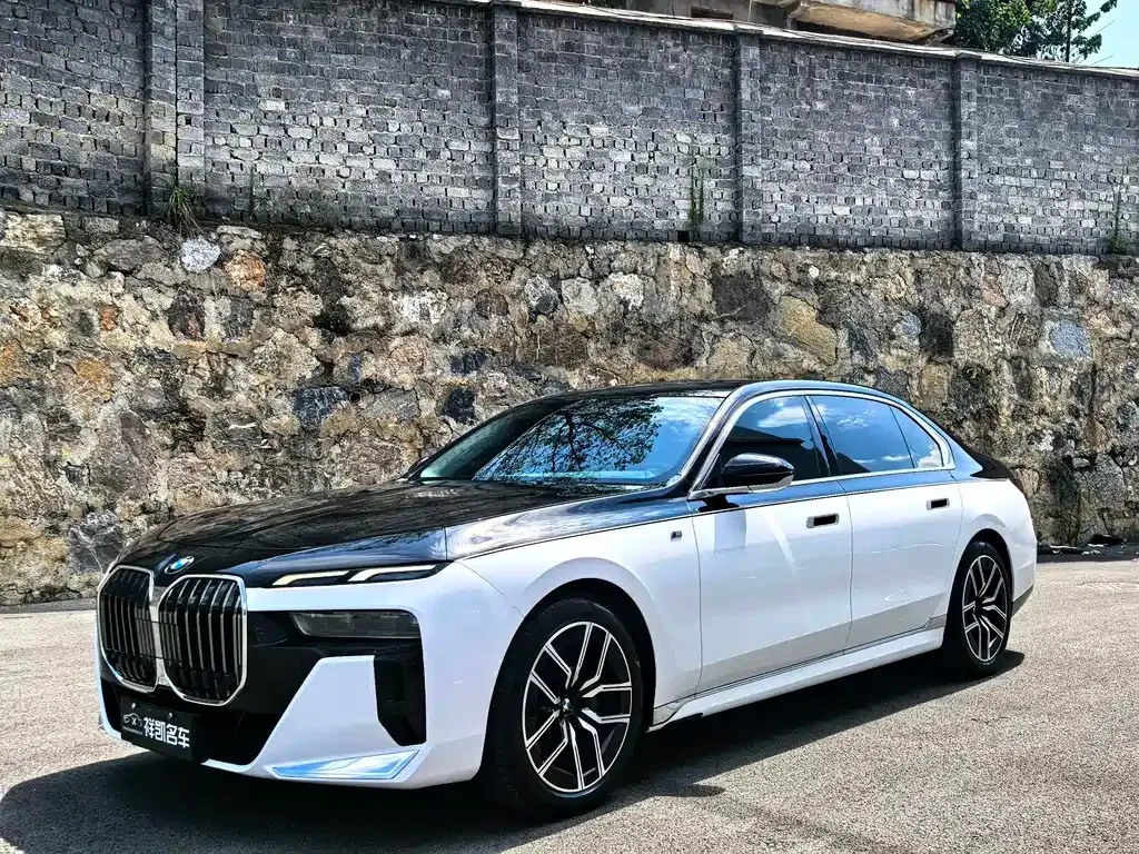 BMW 7 Series — фото 1