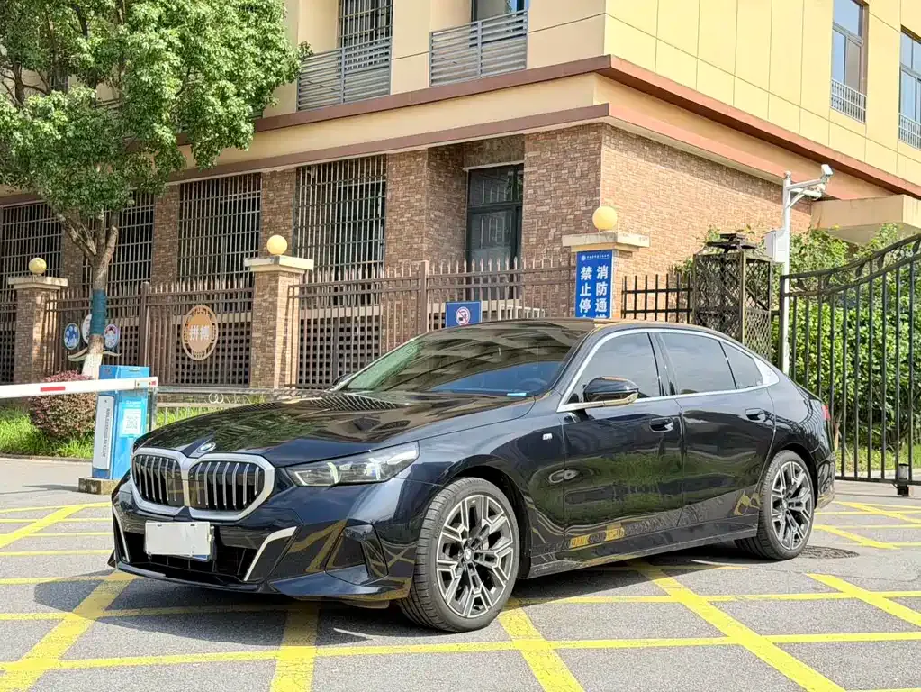 BMW 5 Series — фото 1