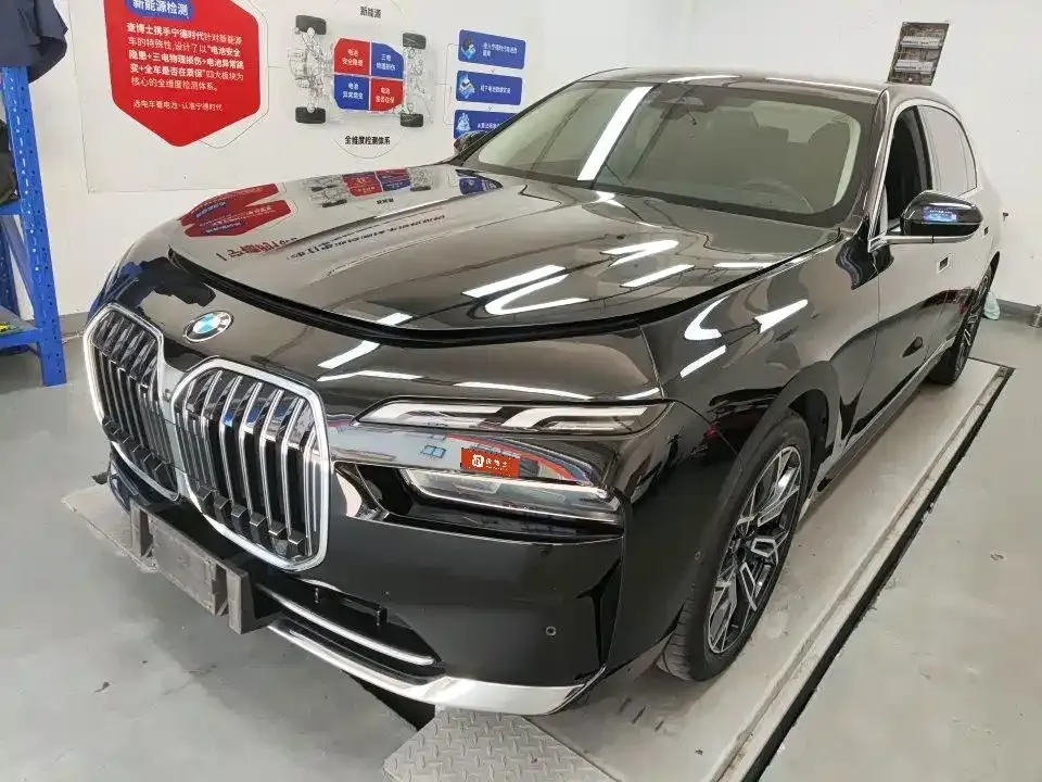 BMW 7 Series — фото 1