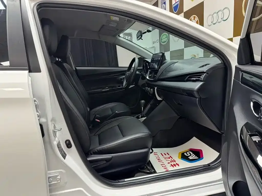 Toyota Yaris L — фото 3