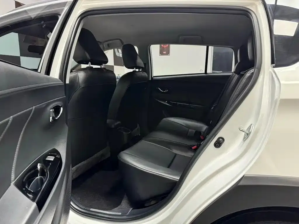 Toyota Yaris L — фото 4