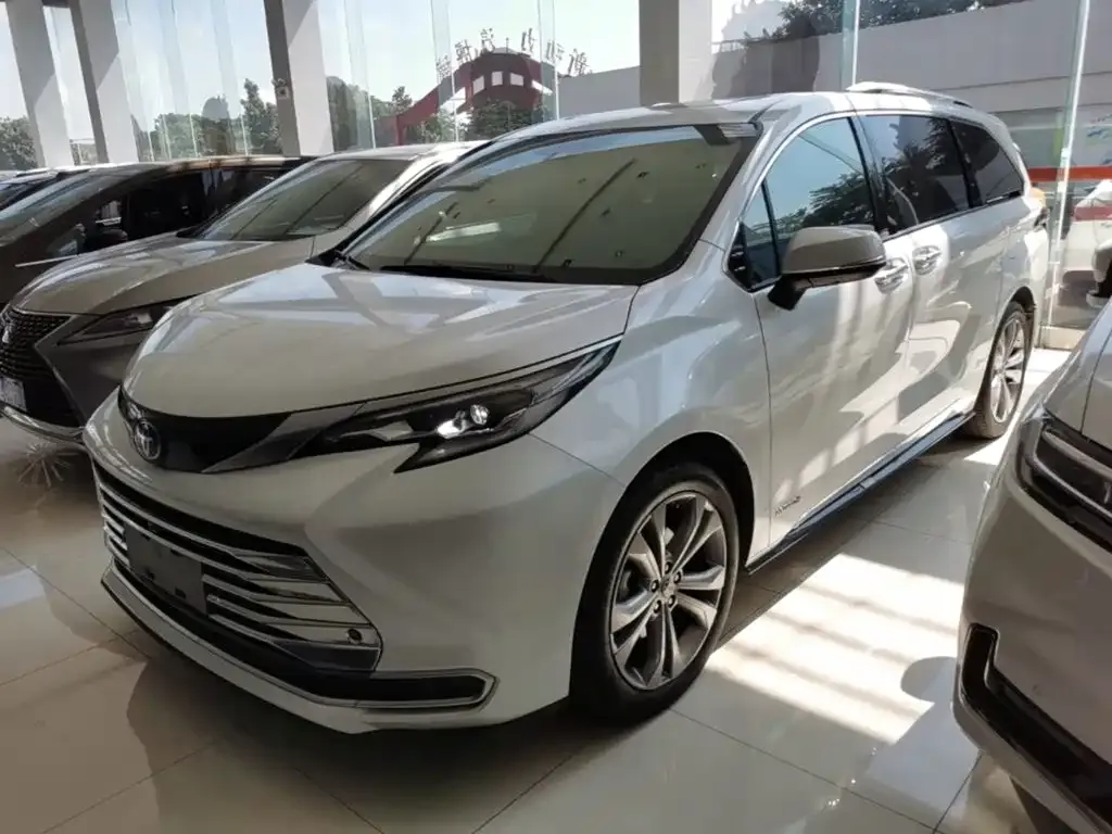 Toyota Sienna — фото 1