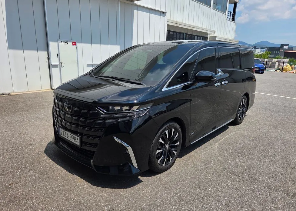 Toyota Alphard — фото 1