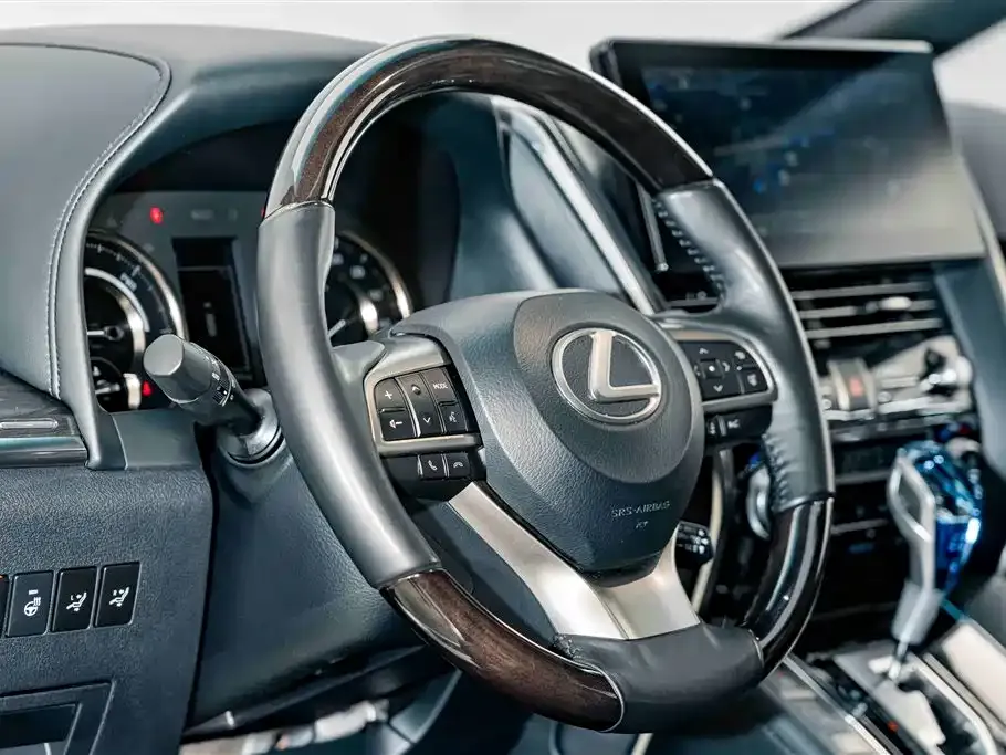 Lexus LM — фото 2