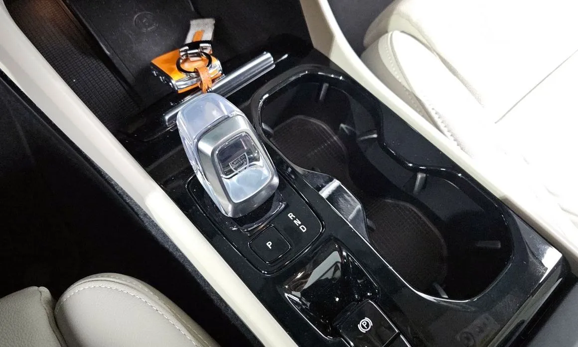 Volvo XC40 — фото 10