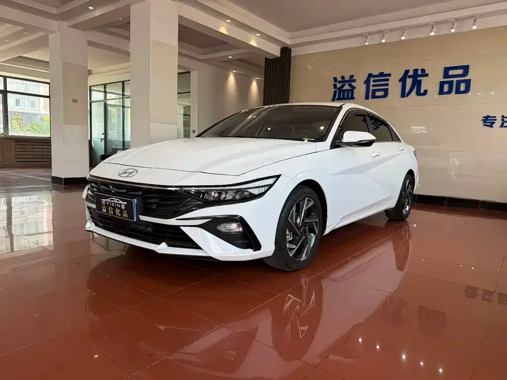 Hyundai Elantra — фото 1