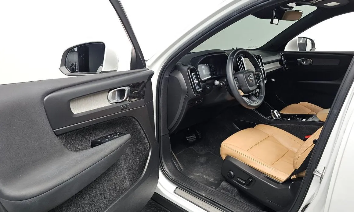 Volvo XC40 — фото 10