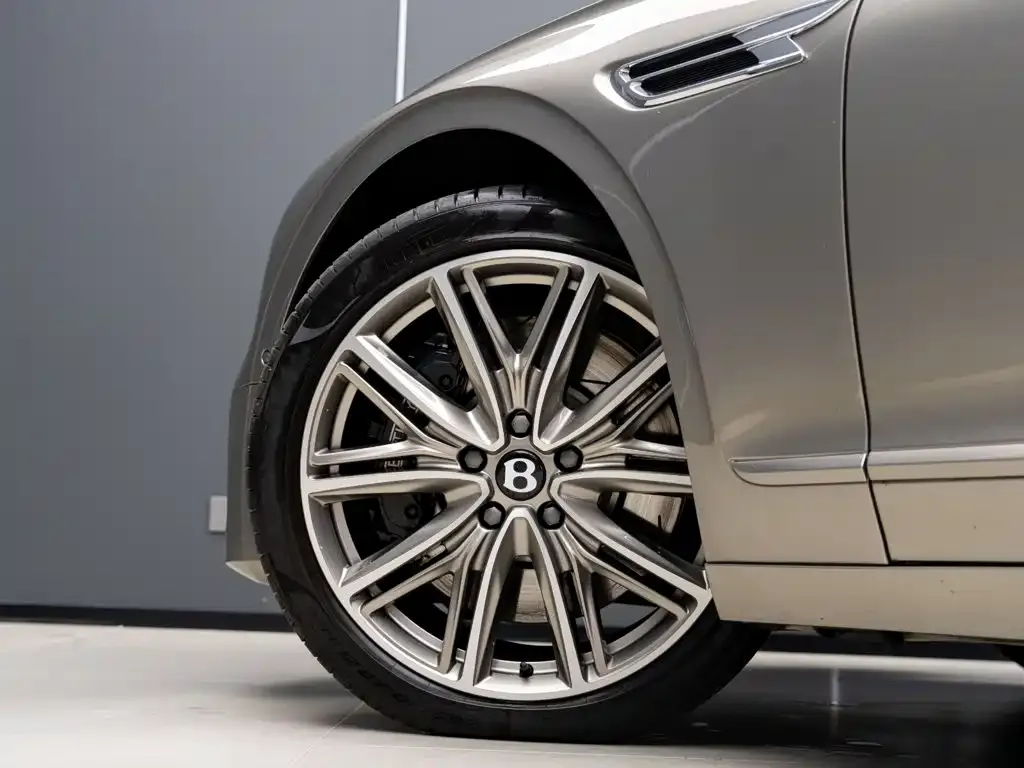 Bentley Flying Spur PHEV — фото 3