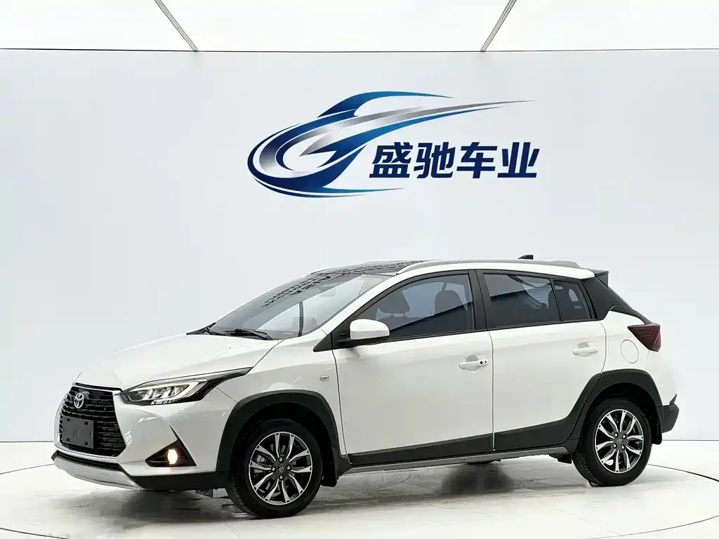 Toyota Yaris L — фото 1