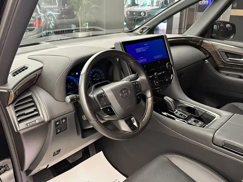 Toyota Alphard — фото 2
