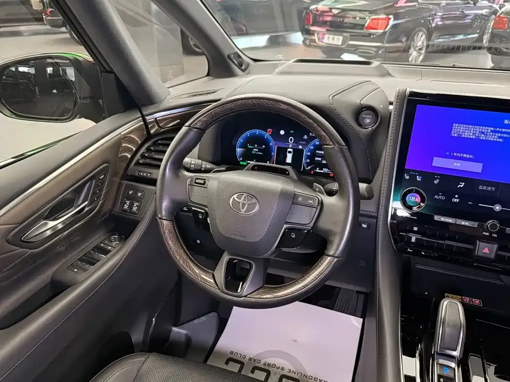 Toyota Alphard — фото 5