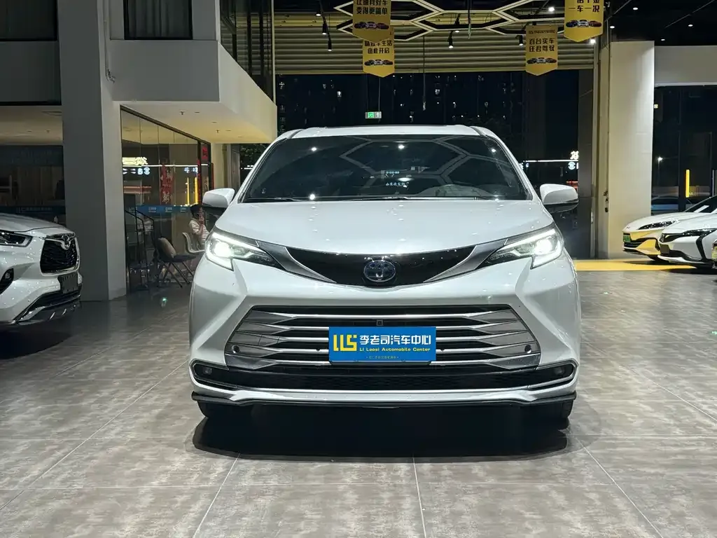 Toyota Sienna — фото 2