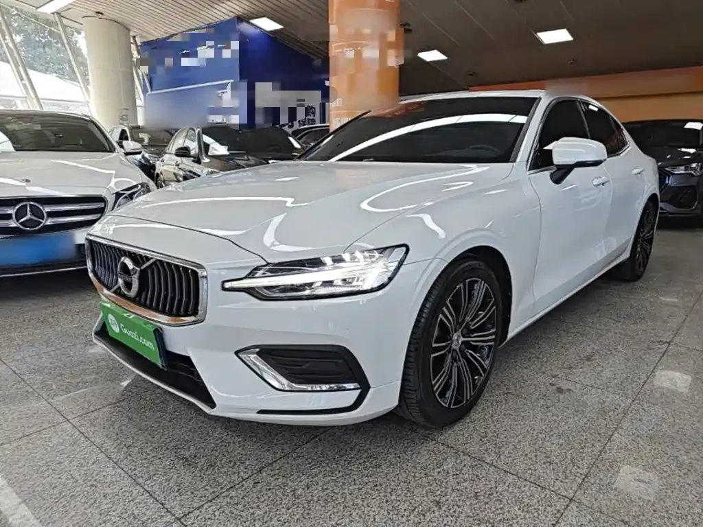 Volvo S60 — фото 1