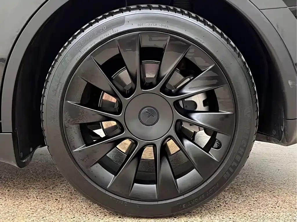 Tesla Model Y — фото 8