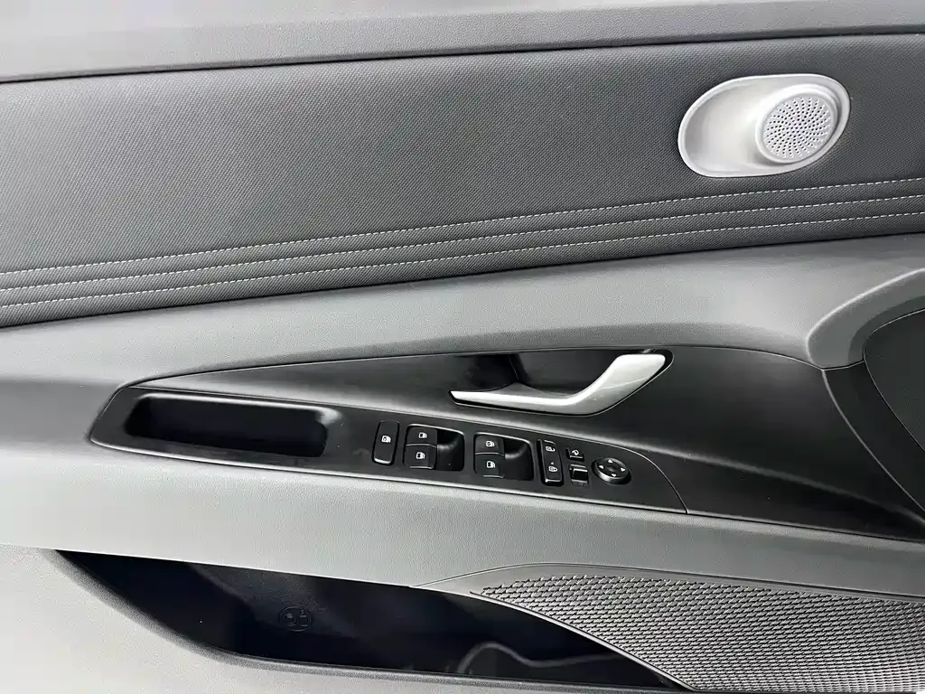 Hyundai Elantra — фото 9