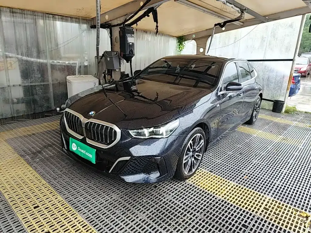 BMW 5 Series — фото 1