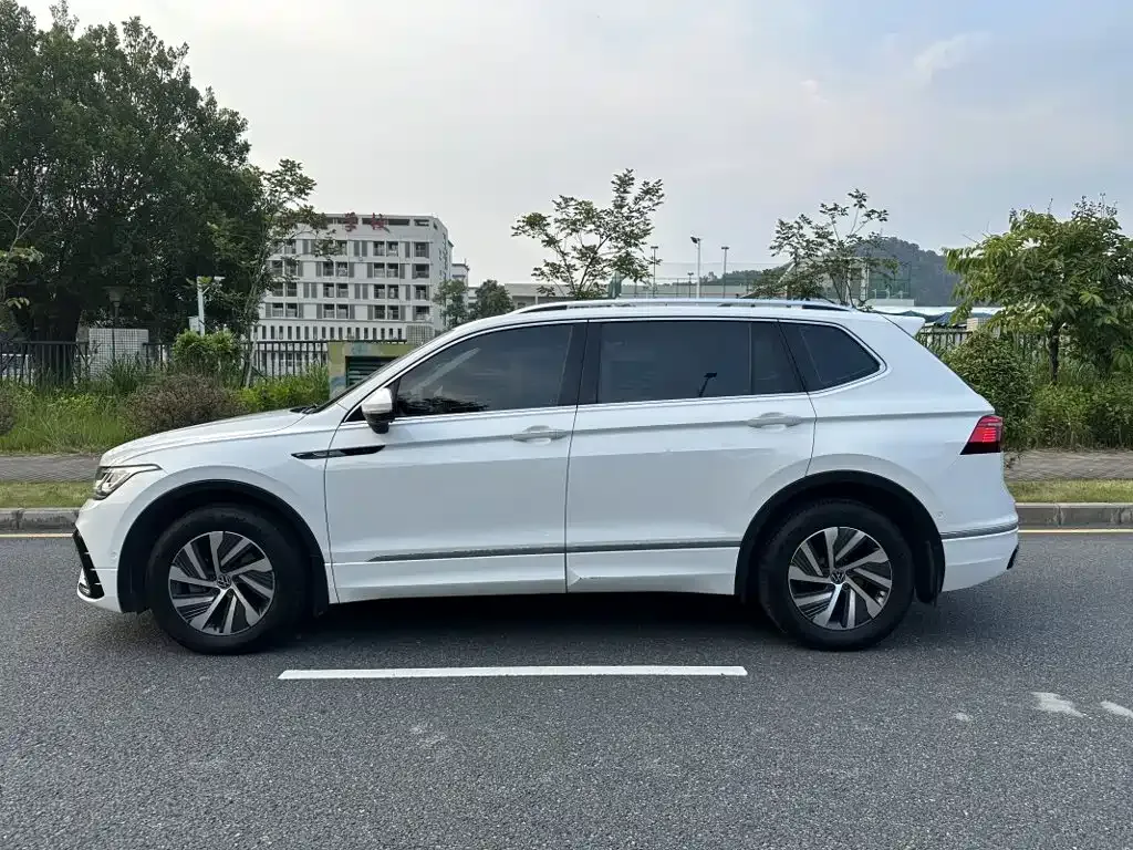 Volkswagen Tiguan L PHEV — фото 5