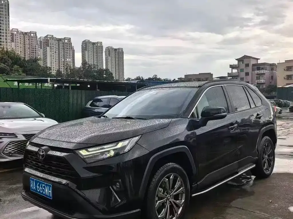 Toyota RAV4 — фото 1