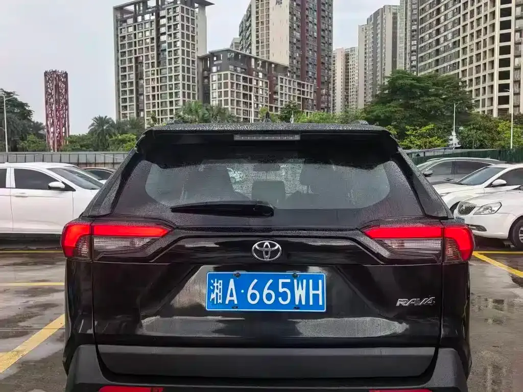 Toyota RAV4 — фото 9