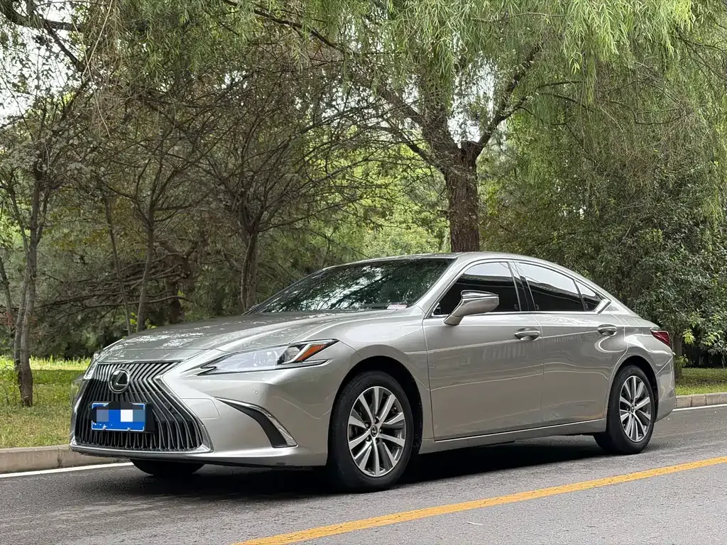 Lexus ES — фото 1