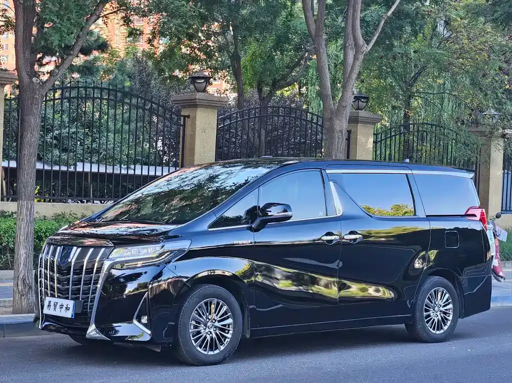 Toyota Alphard — фото 1