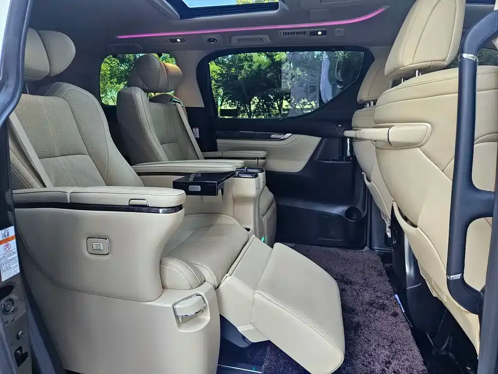 Toyota Alphard — фото 8