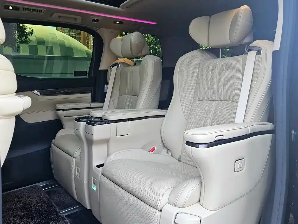 Toyota Alphard — фото 2