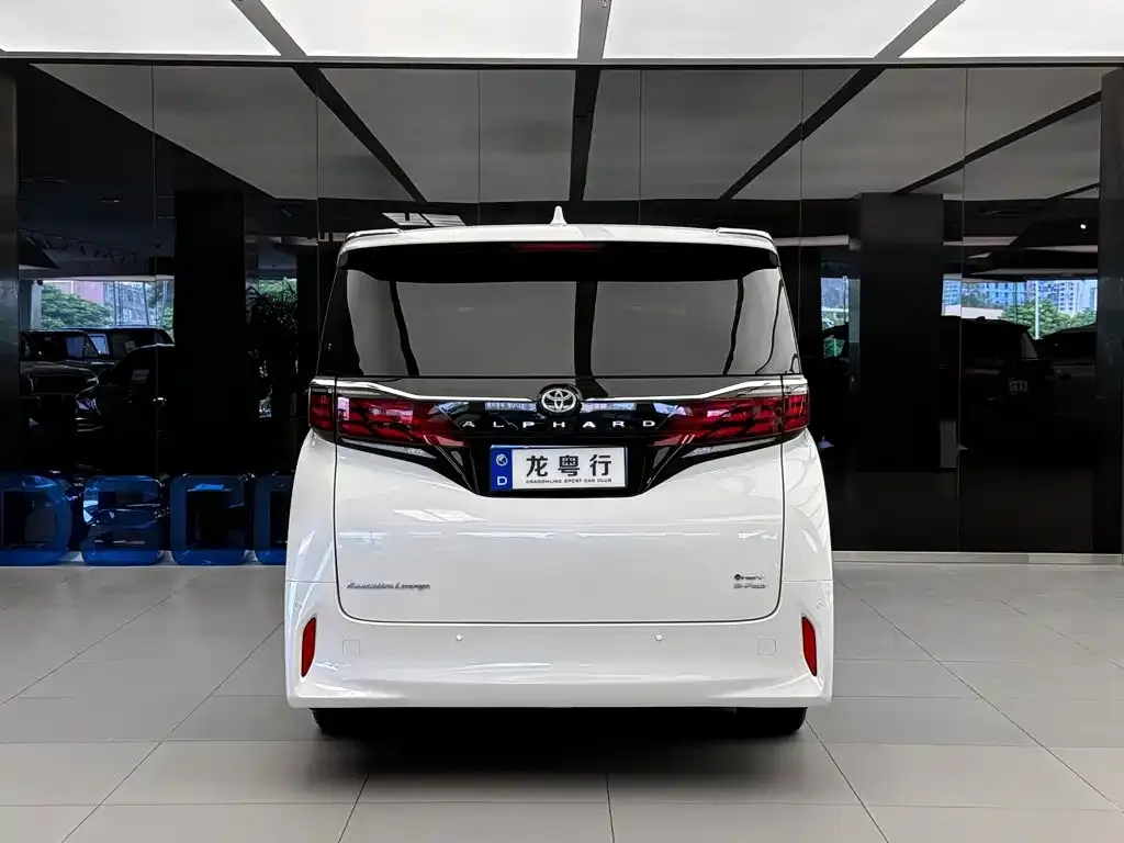 Toyota Alphard — фото 9