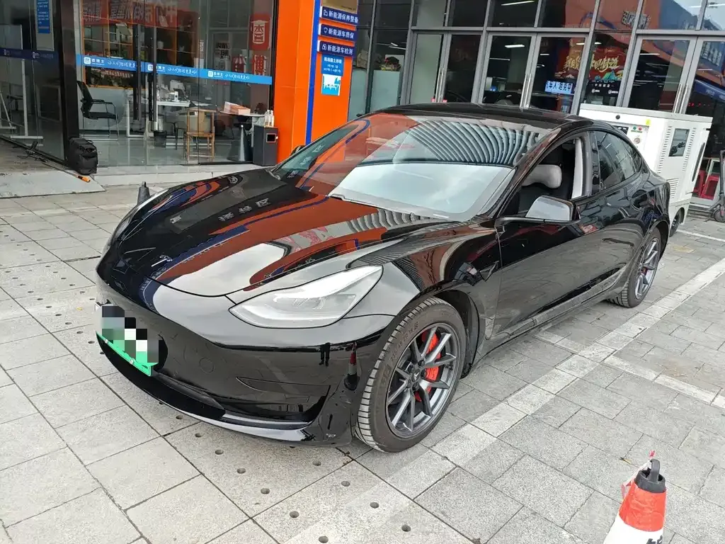 Tesla Model 3 — фото 1
