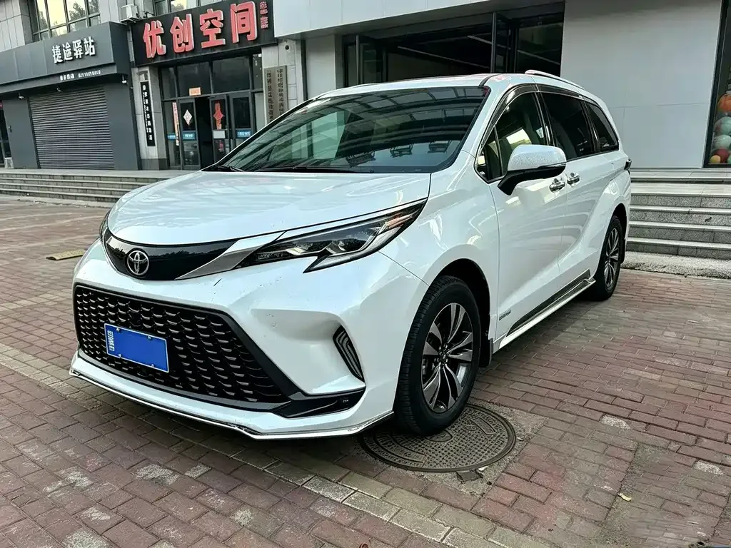 Toyota Granvia — фото 1