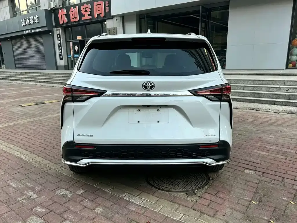 Toyota Granvia — фото 2