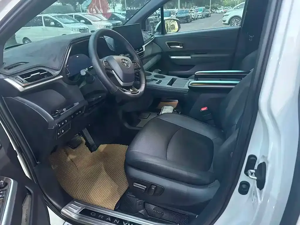 Toyota Granvia — фото 8