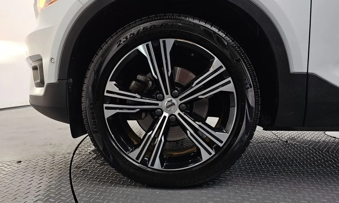 Volvo XC40 — фото 10