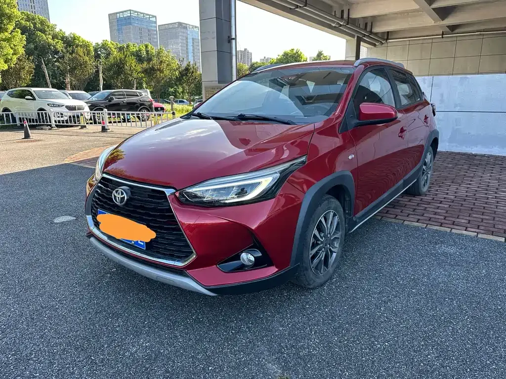 Toyota Yaris L — фото 1