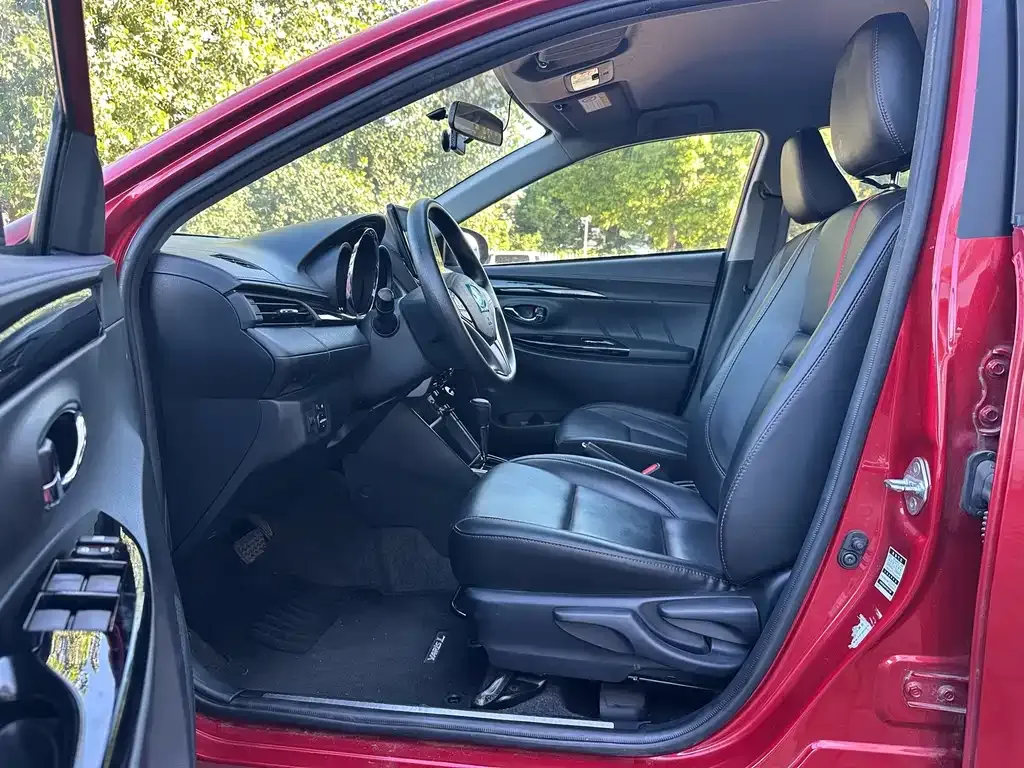 Toyota Yaris L — фото 6