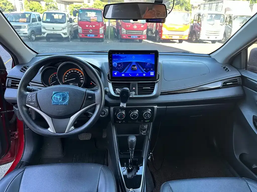 Toyota Yaris L — фото 2