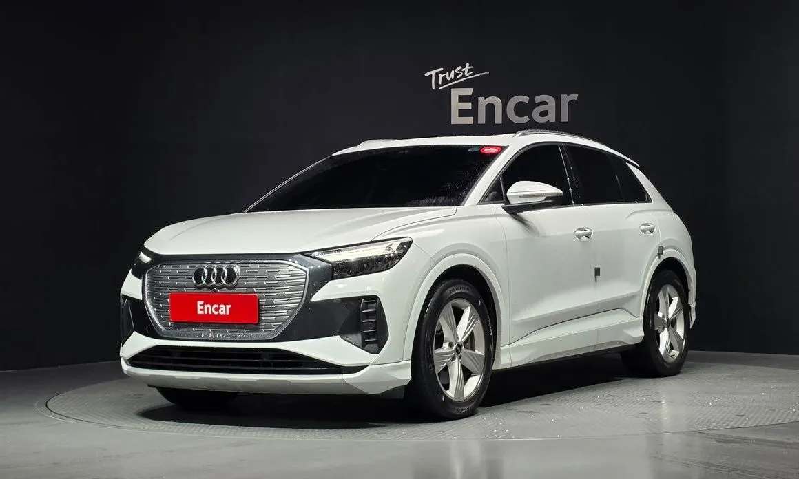 Audi Q4 e-tron — фото 1