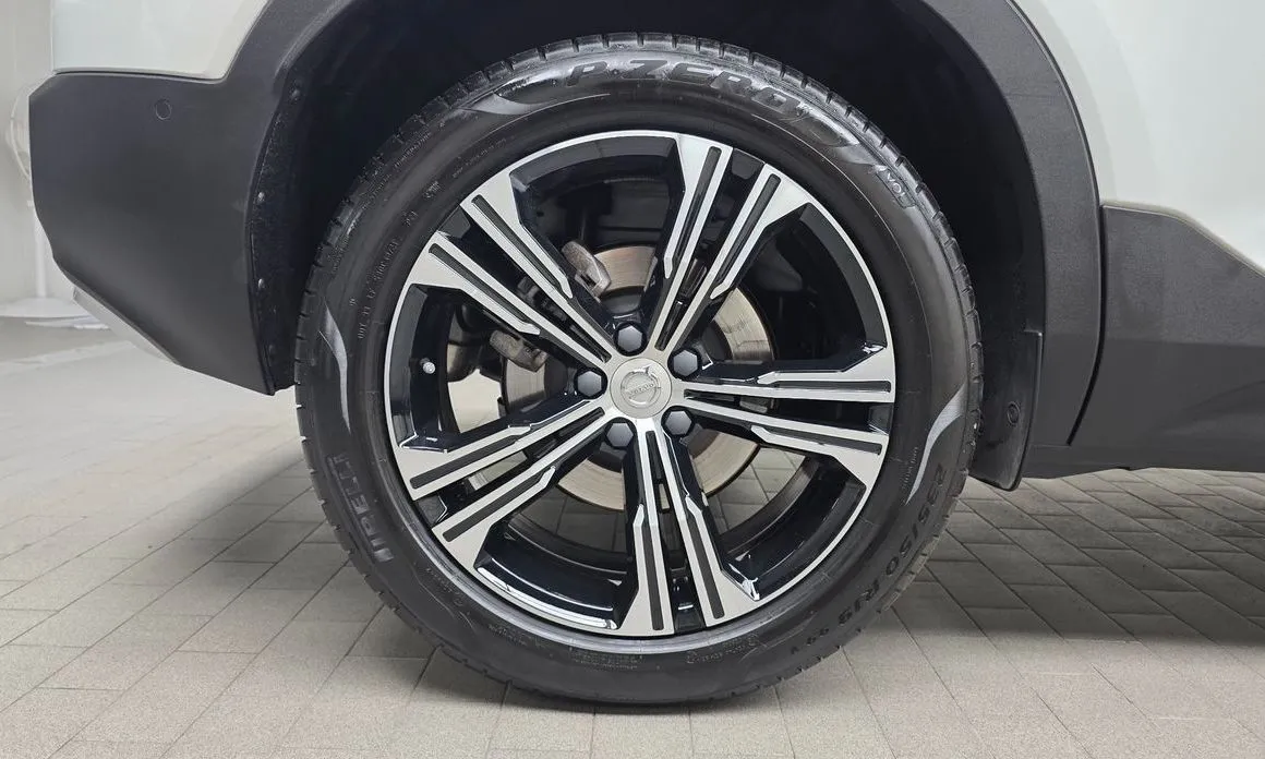 Volvo XC40 — фото 10