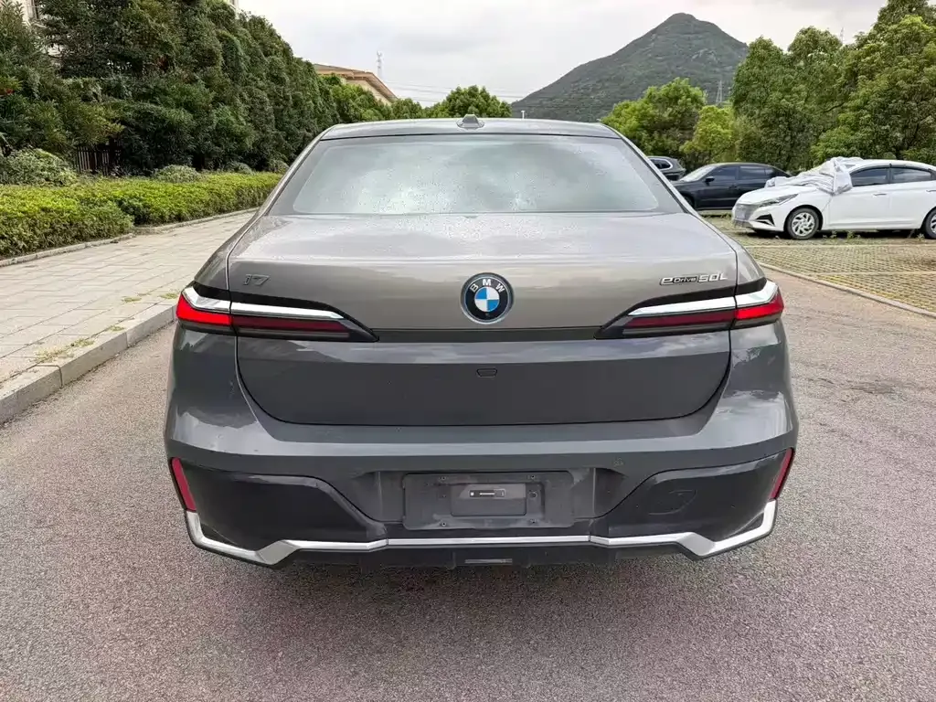BMW i7 — фото 9