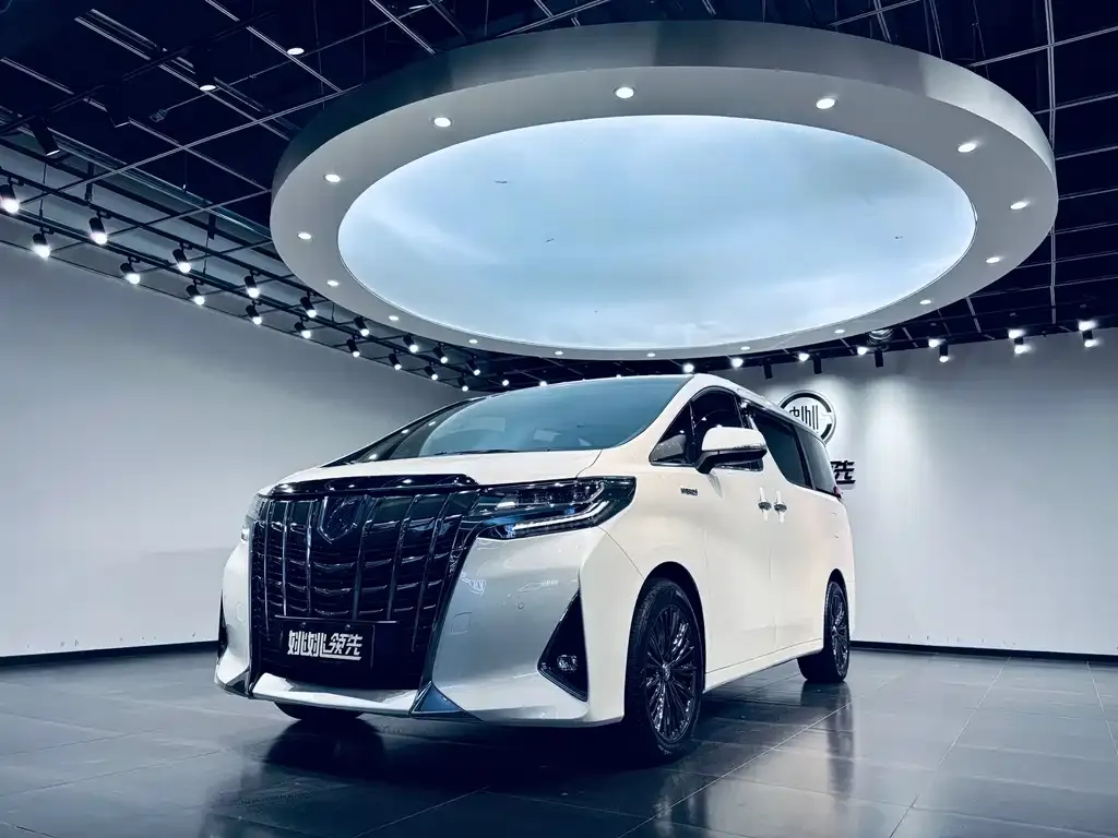 Toyota Alphard — фото 1