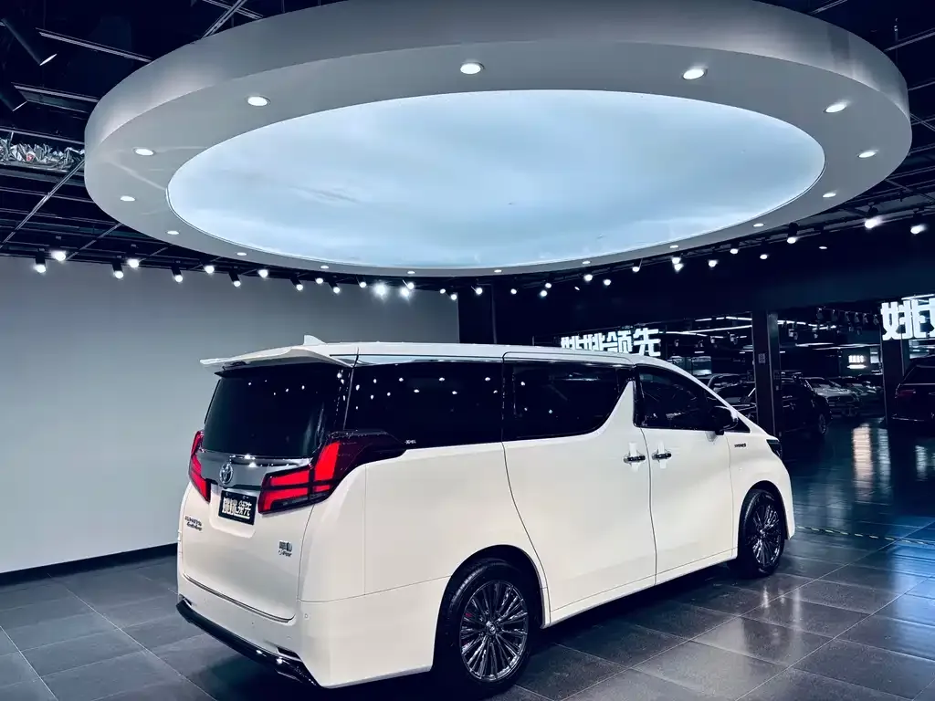 Toyota Alphard — фото 3