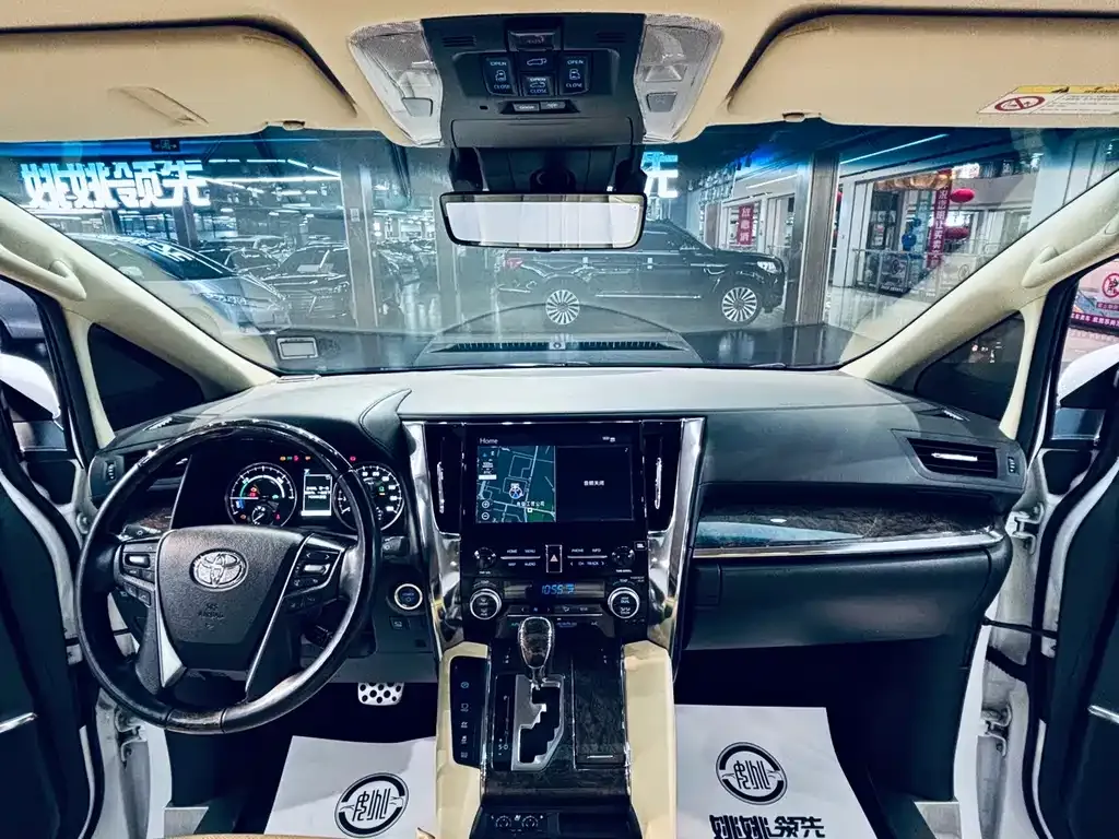 Toyota Alphard — фото 6
