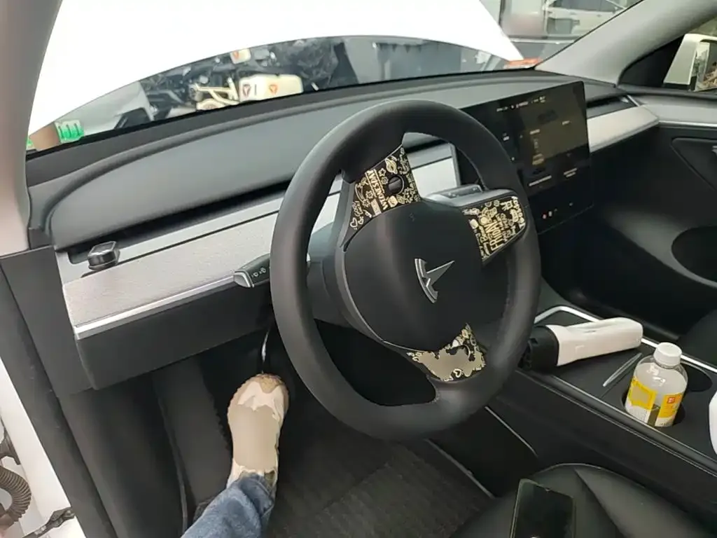 Tesla Model Y — фото 3