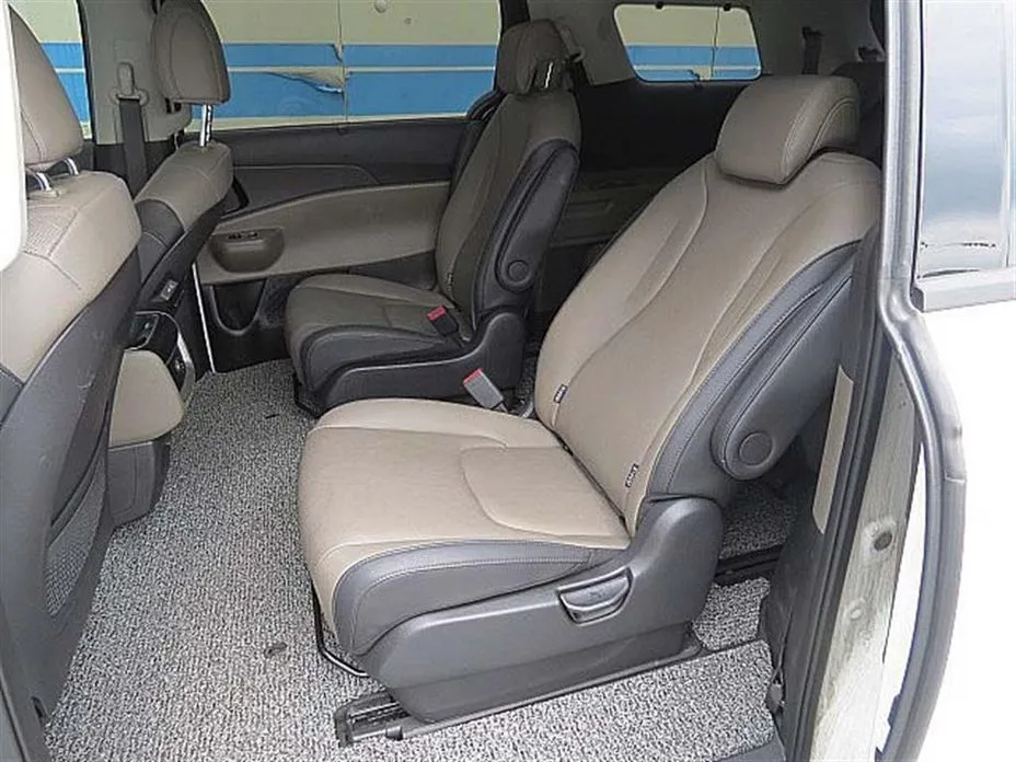 Kia Carnival — фото 8