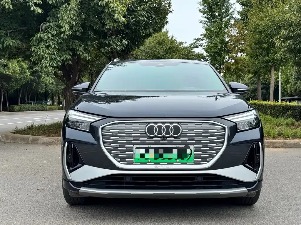 Audi Q4 e-tron — фото 1