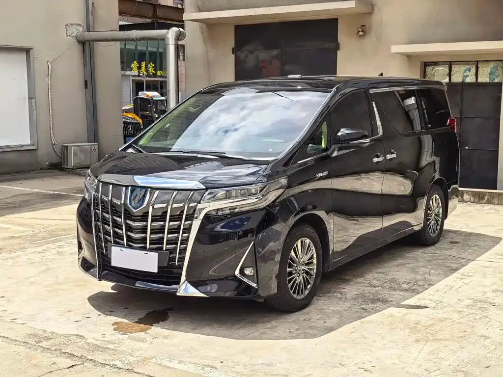 Toyota Alphard — фото 1