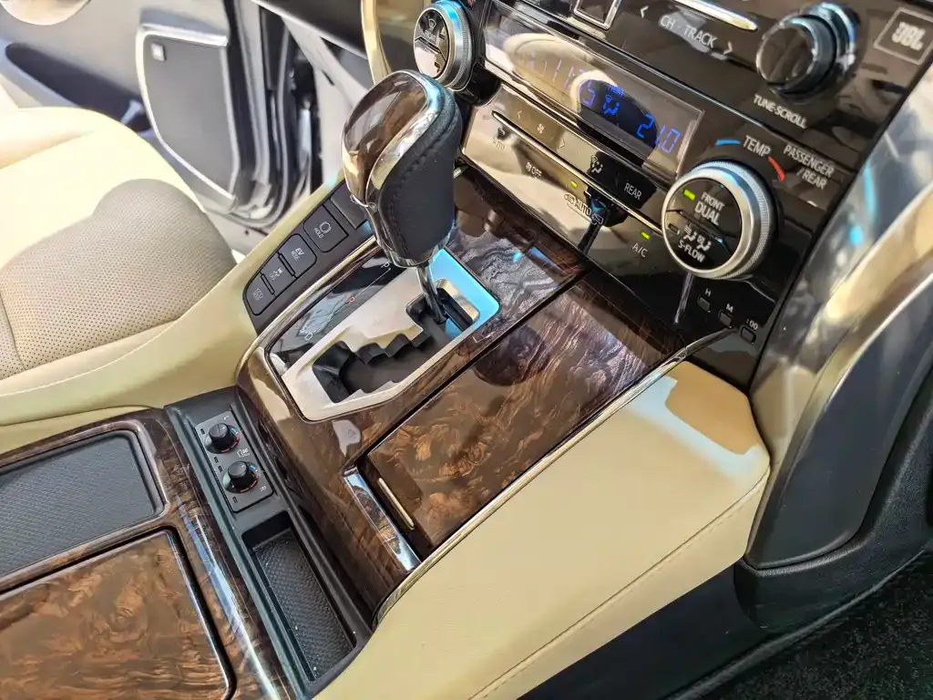 Toyota Alphard — фото 5
