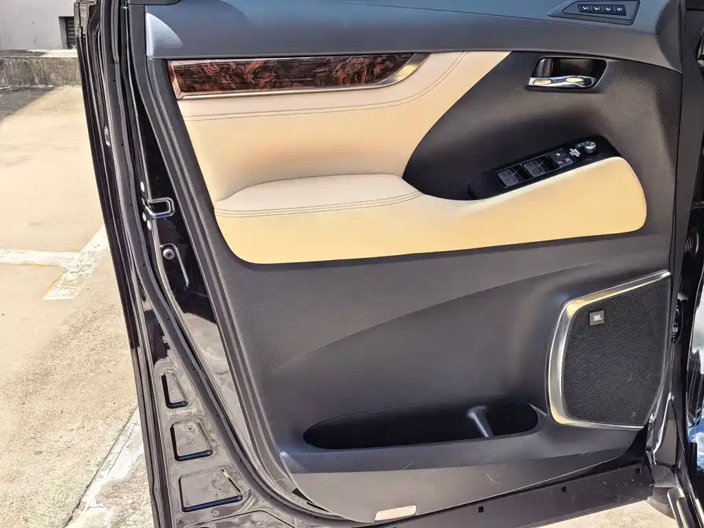 Toyota Alphard — фото 8
